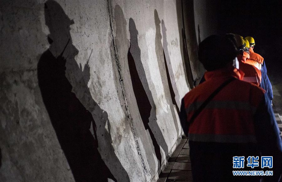 （新春走基层）（6）寒夜中的铁路通信工