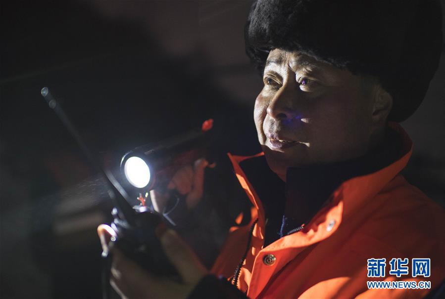 （新春走基层）（8）寒夜中的铁路通信工