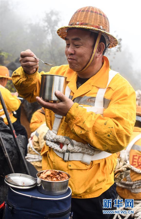 （新春走基层）（8）云雾之巅的“爬山虎”