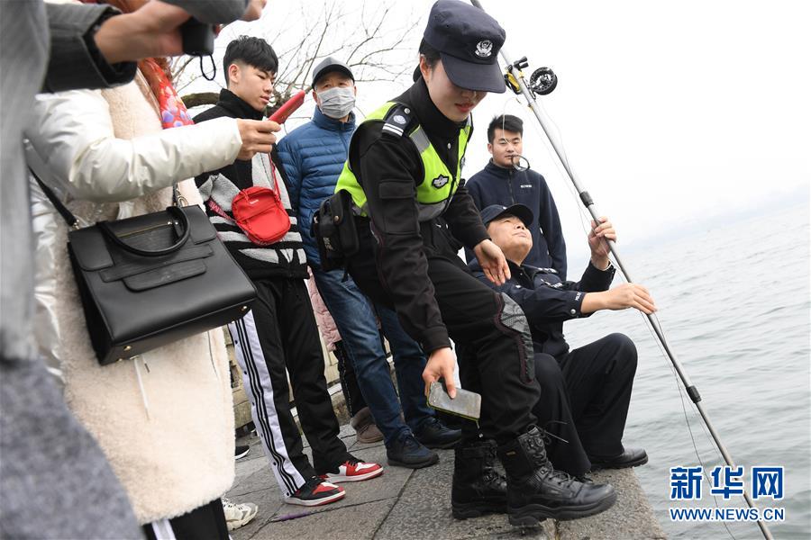 （图片故事）（2） “西湖捞哥”周翔军