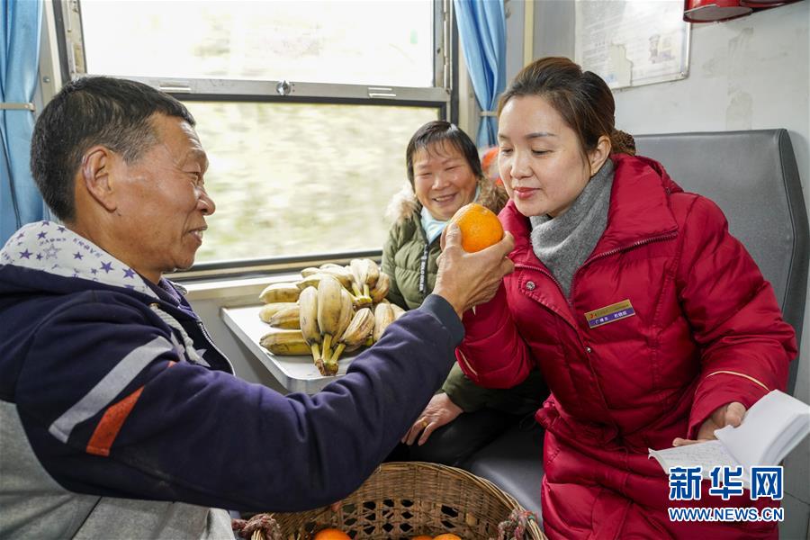 （新春走基层）（2）重庆：慢火车上的“致富帮帮团” 
