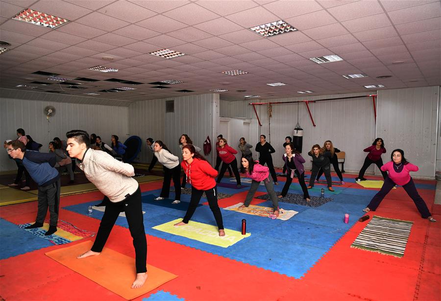 (国际·图文互动)(1)记者手记:在瑜伽中寻求疗愈心灵