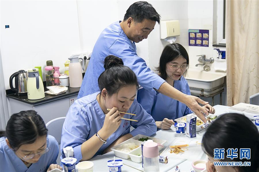 （新型肺炎疫情防控·新华视界）（1）武汉：医护人员的年夜饭