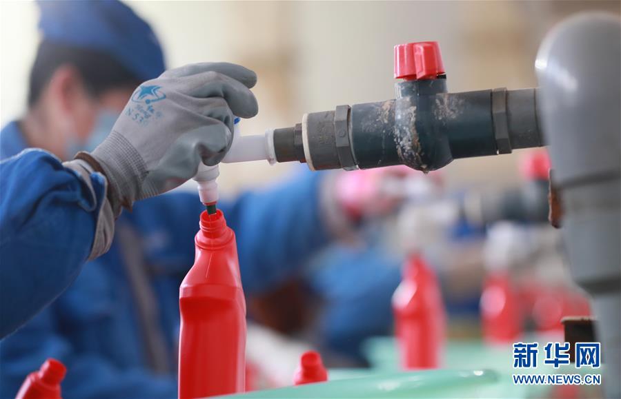 #（新型冠状病毒感染的肺炎疫情防控）（4）山西运城：加紧生产消毒液 增加市场供应