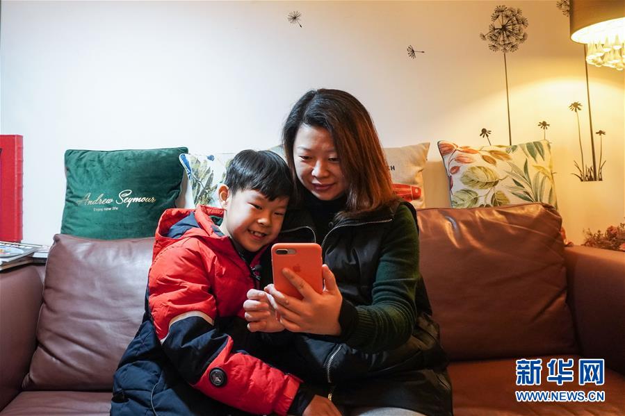 (聚焦疫情防控·图文互动)(1)无法握手,但始终并肩