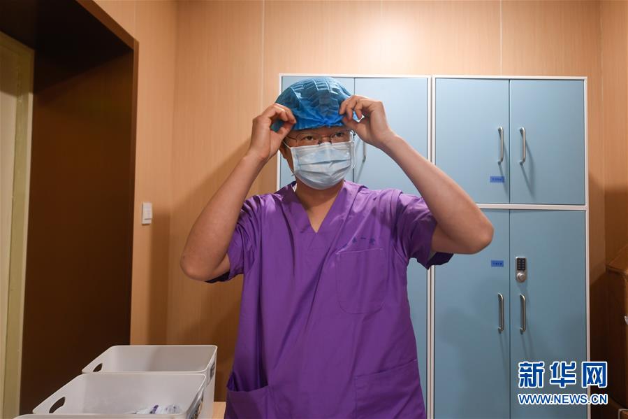 (聚焦疫情防控·图文互动)(2)无法握手,但始终并肩