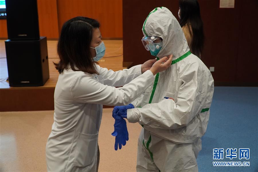 (聚焦疫情防控·图文互动)(3)无法握手,但始终并肩