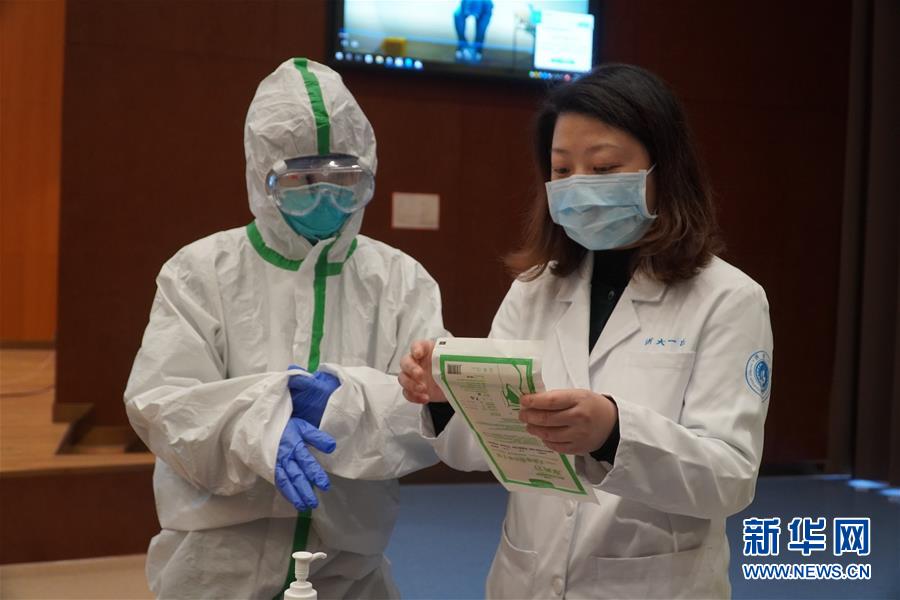 (聚焦疫情防控·图文互动)(4)无法握手,但始终并肩