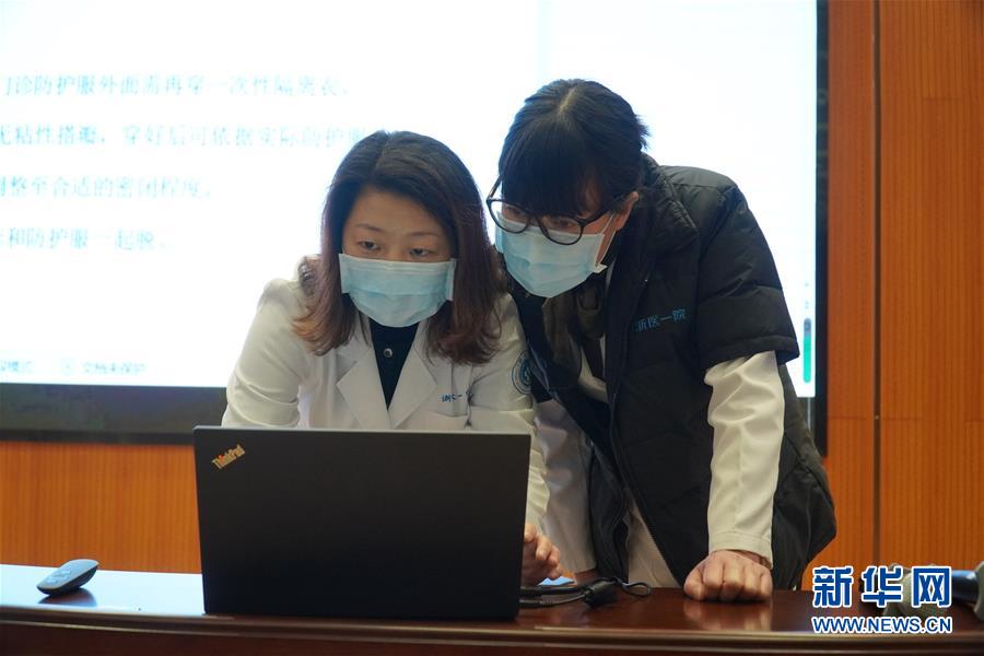 (聚焦疫情防控·图文互动)(5)无法握手,但始终并肩