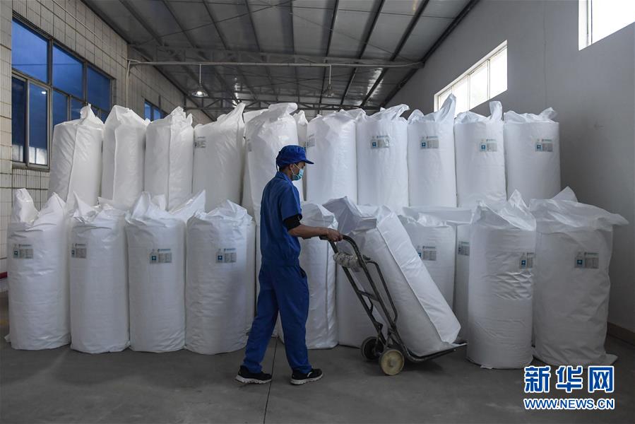 （聚焦疫情防控）（1）24小时生产无纺布 保障口罩原材料供给