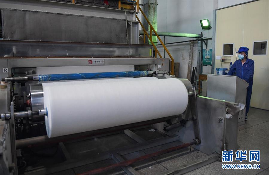 （聚焦疫情防控）（2）24小时生产无纺布 保障口罩原材料供给