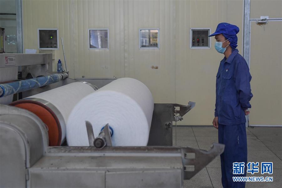 （聚焦疫情防控）（4）24小时生产无纺布 保障口罩原材料供给