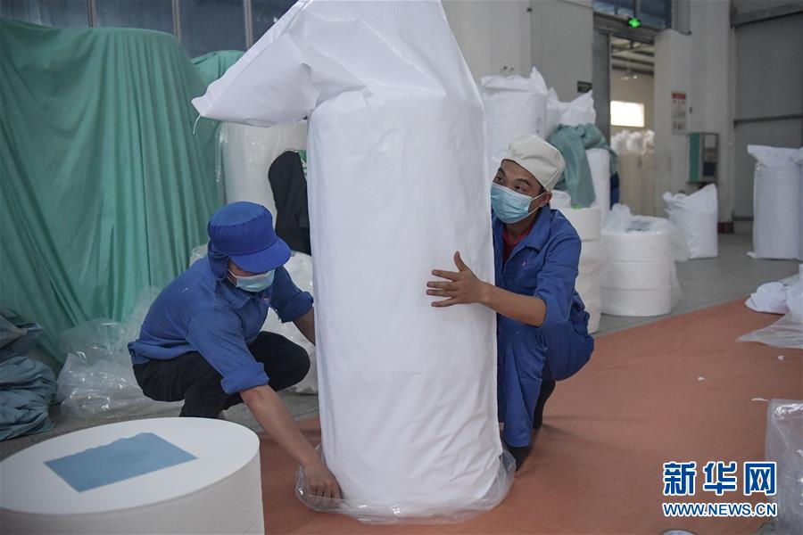 （聚焦疫情防控）（5）24小时生产无纺布 保障口罩原材料供给