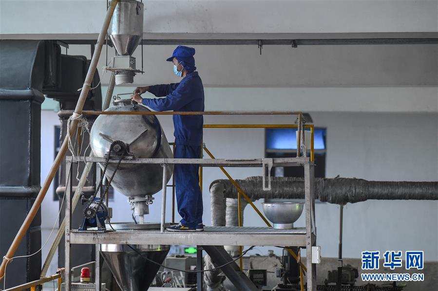 （聚焦疫情防控）（7）24小时生产无纺布 保障口罩原材料供给