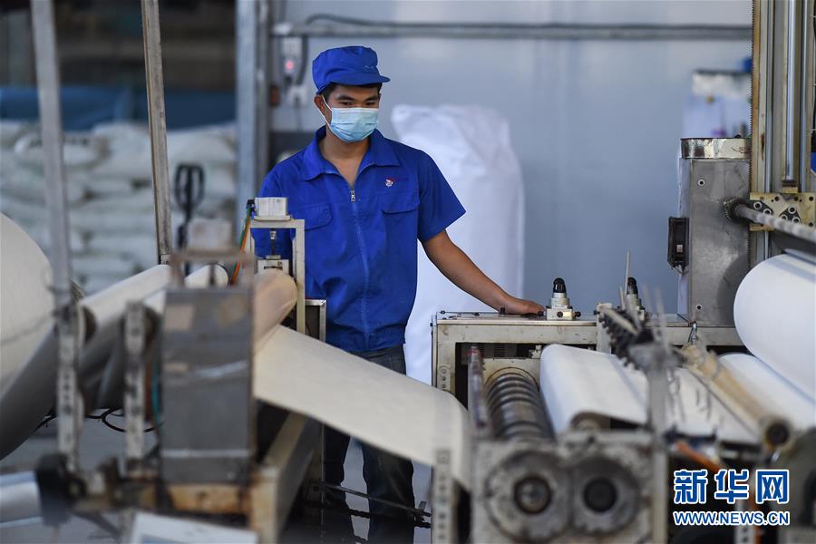 （聚焦疫情防控）（8）24小时生产无纺布 保障口罩原材料供给