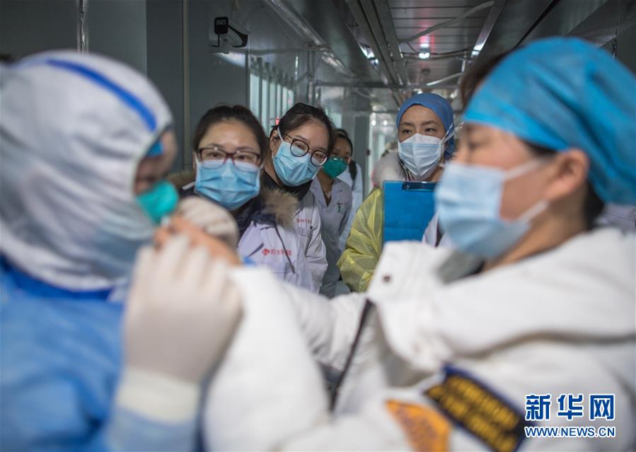 (新华全媒头条·图文互动)(3)人间至味是团圆——武汉庚子元宵节全纪录