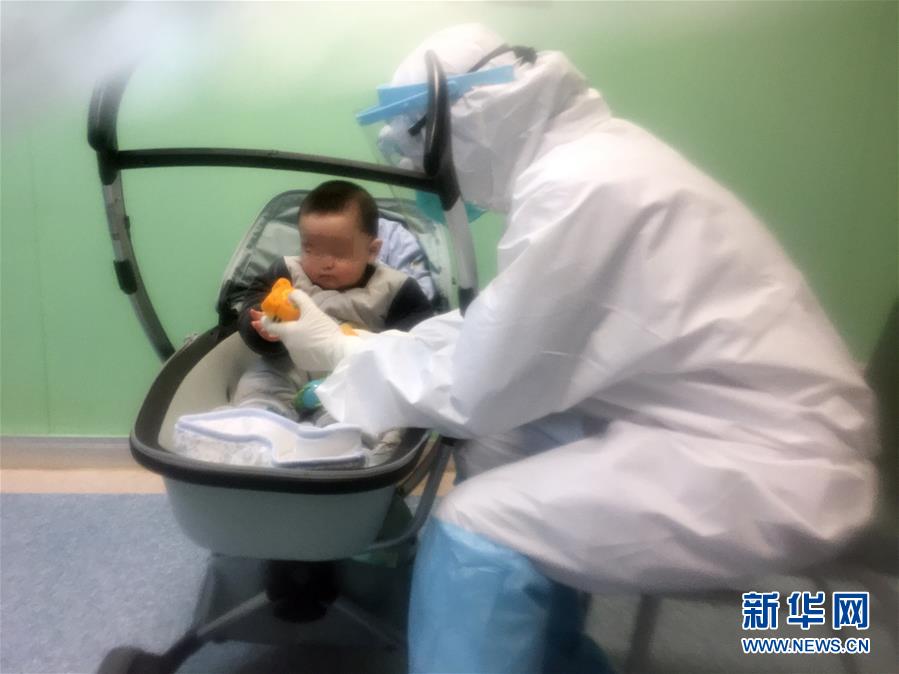 (新华全媒头条·图文互动)(7)人间至味是团圆——武汉庚子元宵节全纪录