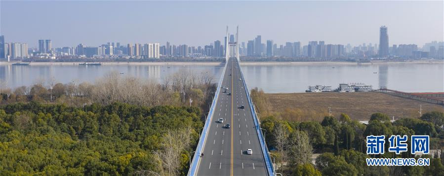 （聚焦疫情防控&middot;图文互动）（1）特写：&ldquo;随着条件改善，我们的信心更足了&rdquo;&mdash;&mdash;武汉新天地社区干部走访记