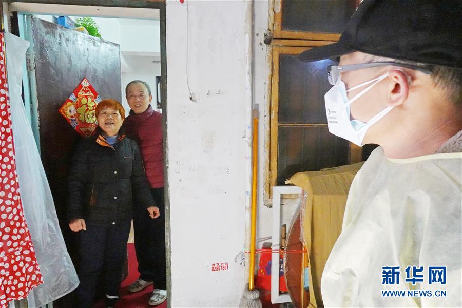 （聚焦疫情防控&middot;图文互动）（3）特写：&ldquo;随着条件改善，我们的信心更足了&rdquo;&mdash;&mdash;武汉新天地社区干部走访记