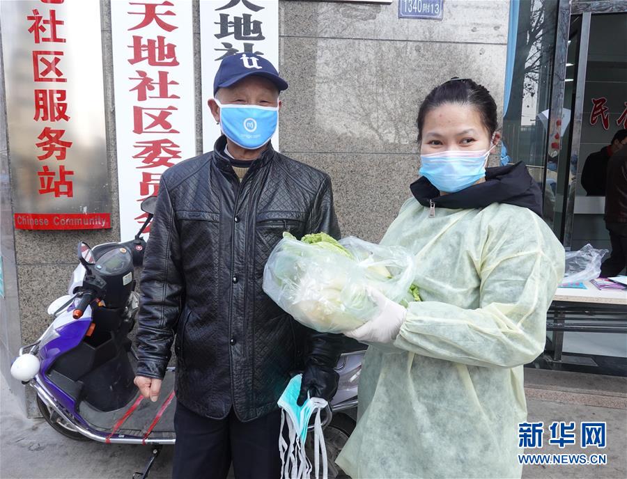 （聚焦疫情防控&middot;图文互动）（4）特写：&ldquo;随着条件改善，我们的信心更足了&rdquo;&mdash;&mdash;武汉新天地社区干部走访记