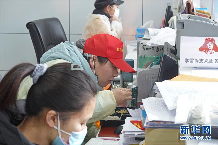 （聚焦疫情防控&middot;图文互动）（5）特写：&ldquo;随着条件改善，我们的信心更足了&rdquo;&mdash;&mdash;武汉新天地社区干部走访记