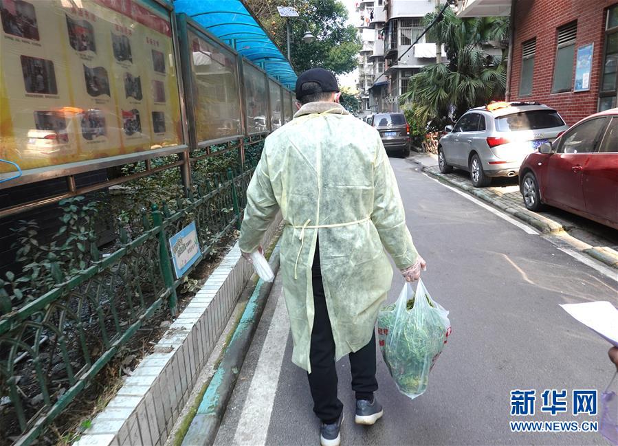 （聚焦疫情防控&middot;图文互动）（6）特写：&ldquo;随着条件改善，我们的信心更足了&rdquo;&mdash;&mdash;武汉新天地社区干部走访记