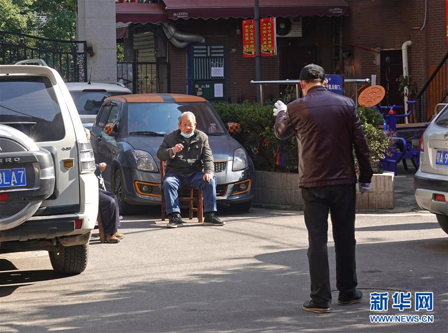 （聚焦疫情防控&middot;图文互动）（8）特写：&ldquo;随着条件改善，我们的信心更足了&rdquo;&mdash;&mdash;武汉新天地社区干部走访记