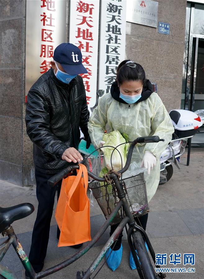 （聚焦疫情防控&middot;图文互动）（11）特写：&ldquo;随着条件改善，我们的信心更足了&rdquo;&mdash;&mdash;武汉新天地社区干部走访记