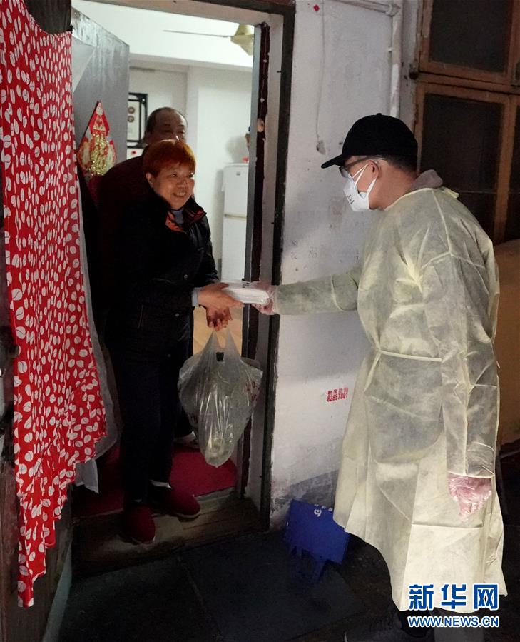 （聚焦疫情防控&middot;图文互动）（12）特写：&ldquo;随着条件改善，我们的信心更足了&rdquo;&mdash;&mdash;武汉新天地社区干部走访记