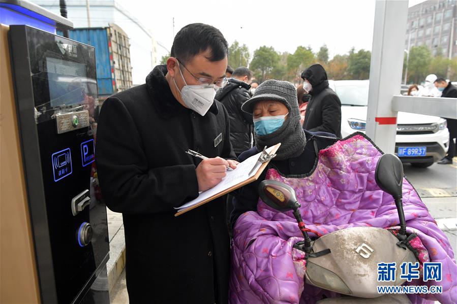 (聚焦疫情防控·图文互动)(1)他们用坚守筑起一道道防线——记江西战“疫”一线的基层党员干部