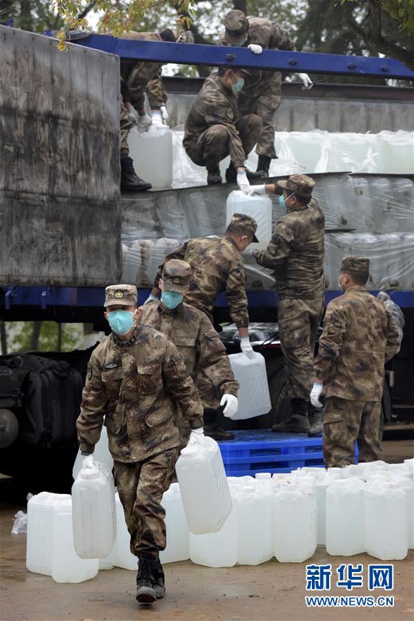 (聚焦疫情防控·图文互动)(2)邯郸市爱国拥军联合会为武汉火神山医院捐赠百吨医用消毒原液