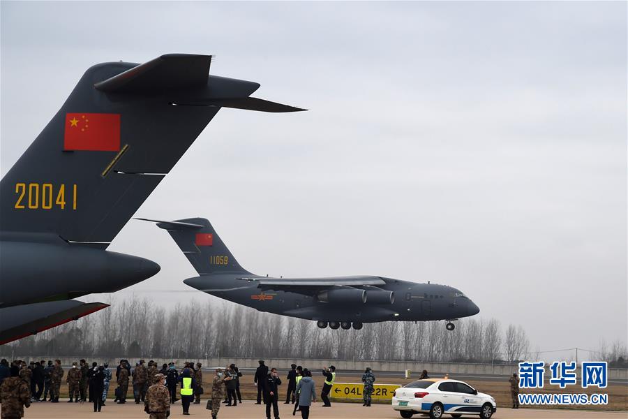 （聚焦疫情防控·圖文互動）（4）空軍出動3型11架運輸機多地同步向武漢空運醫療隊員