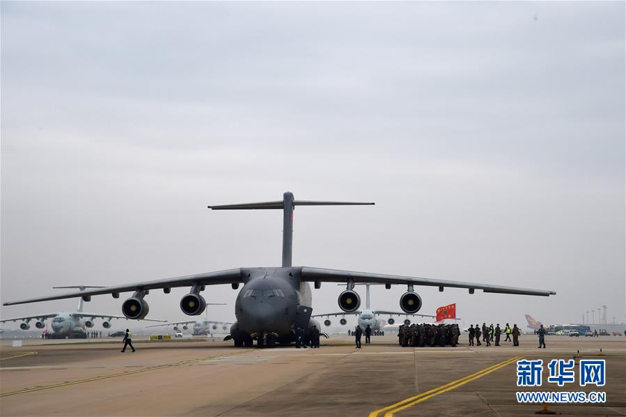（聚焦疫情防控·圖文互動）（8）空軍出動3型11架運輸機多地同步向武漢空運醫療隊員