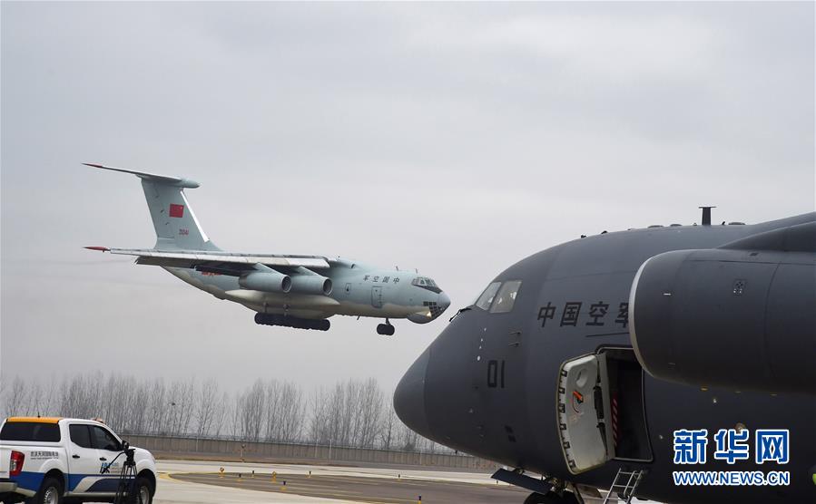 （聚焦疫情防控·圖文互動）（9）空軍出動3型11架運輸機多地同步向武漢空運醫療隊員