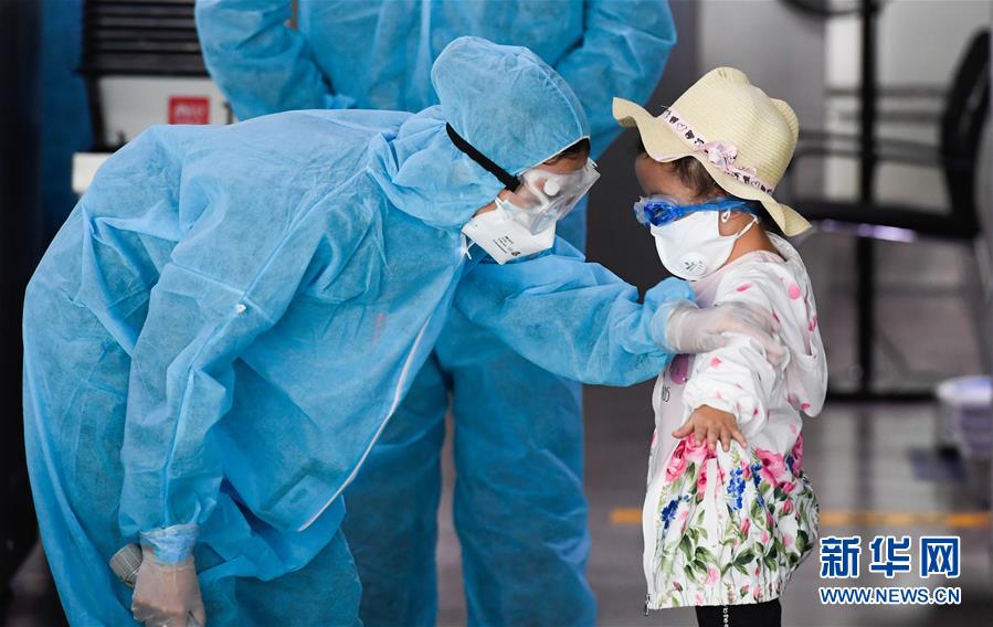 （社会）（2）海南三亚：湖北百余名滞留旅客包机返程