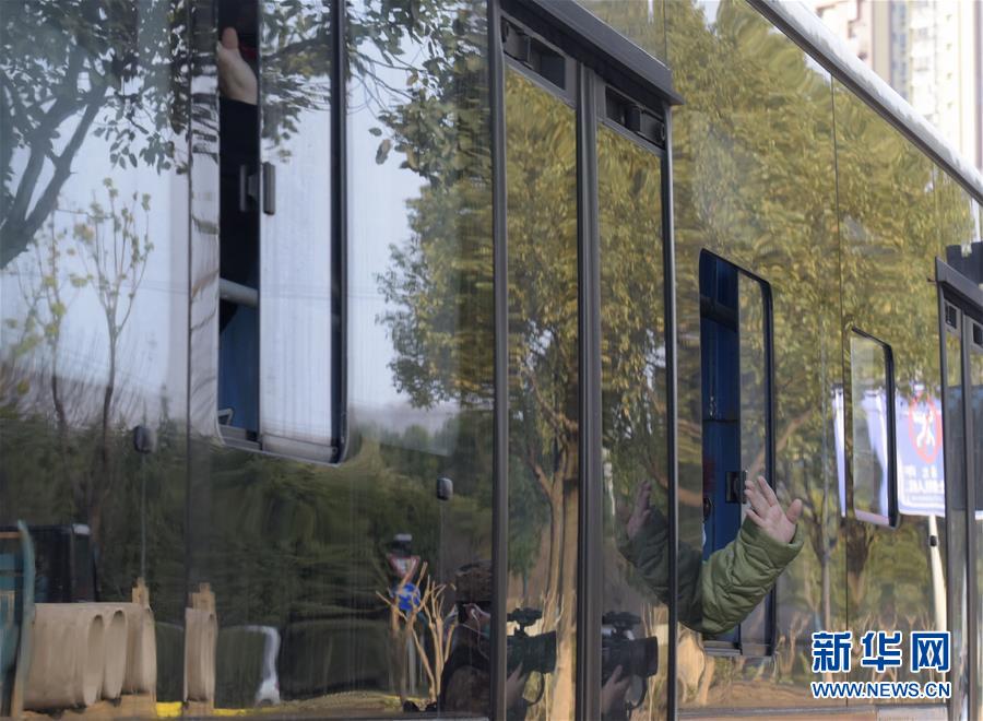 (聚焦疫情防控·图文互动)(1)火神山医院首批7名新冠肺炎确诊患者出院