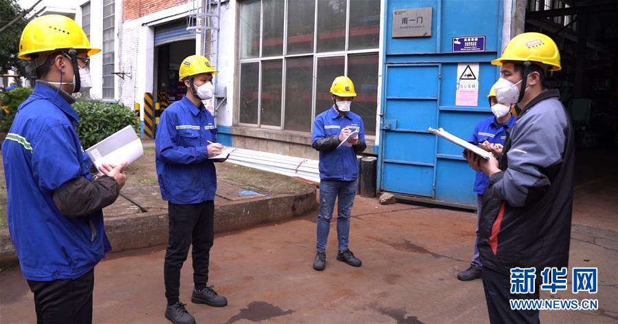 (来自经济前沿的故事·企业复工复产·图文互动)(3)戴口罩、测体温进公司——广西柳工复工见闻