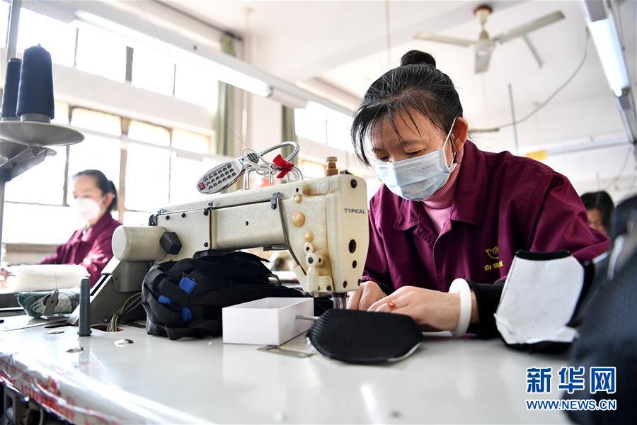 (图文互动)(4)为防控疫情添砖加瓦——山西企业“跨界”生产防疫物资见闻