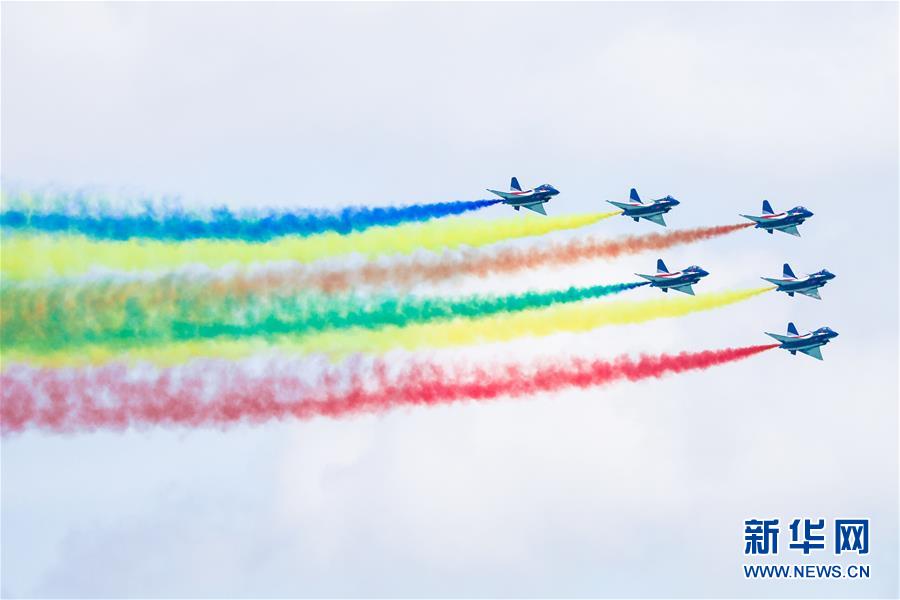 （國際·圖文互動）中國空軍八一飛行表演隊在新加坡航展贏得讚譽