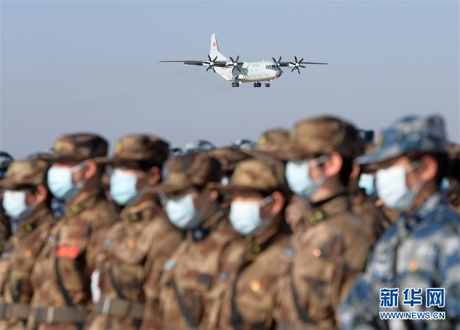 （聚焦疫情防控·图文互动）（1）空军第四次向武汉大规模空运医疗队员和物资