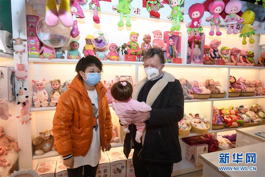 (经济)(2)“世界超市”新春开市