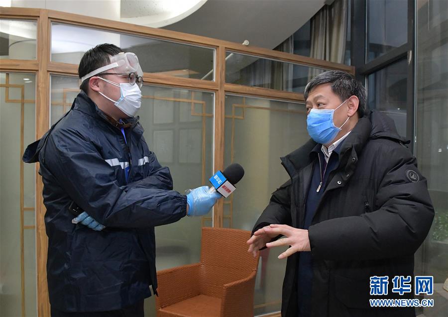(新华全媒头条配图·图文互动)(1)战“疫”的一天——新华社记者直击湖北保卫战