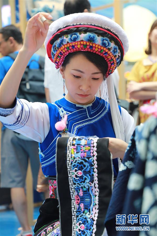 (脱贫攻坚风采录·带头人·图文互动)(3)背着娃绣着花 养活自己养活家——夏华和13000名大山绣娘的“中国梦”