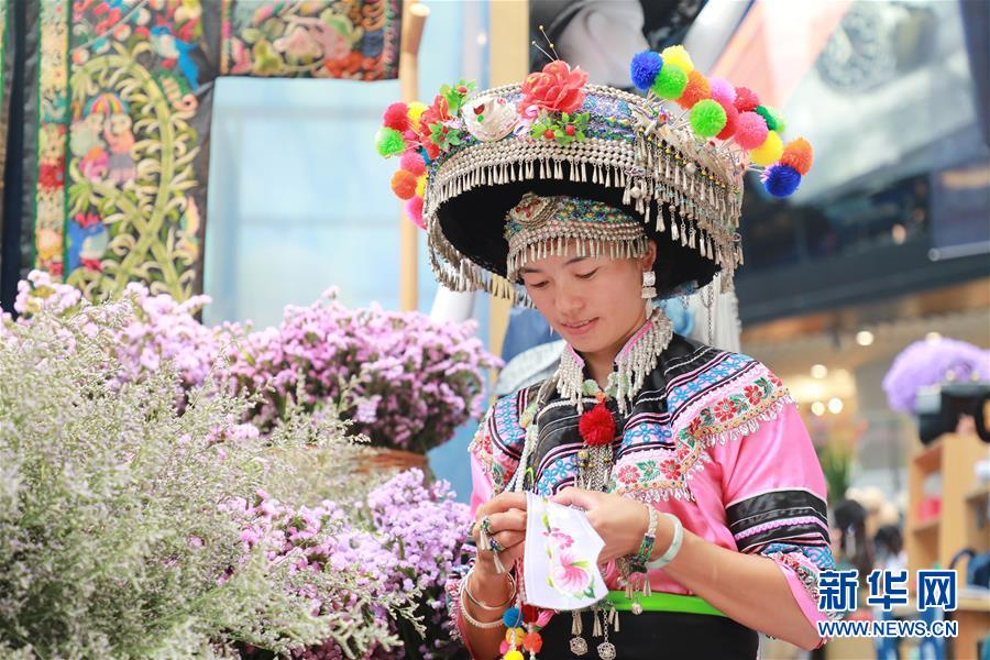 (脱贫攻坚风采录·带头人·图文互动)(5)背着娃绣着花 养活自己养活家——夏华和13000名大山绣娘的“中国梦”