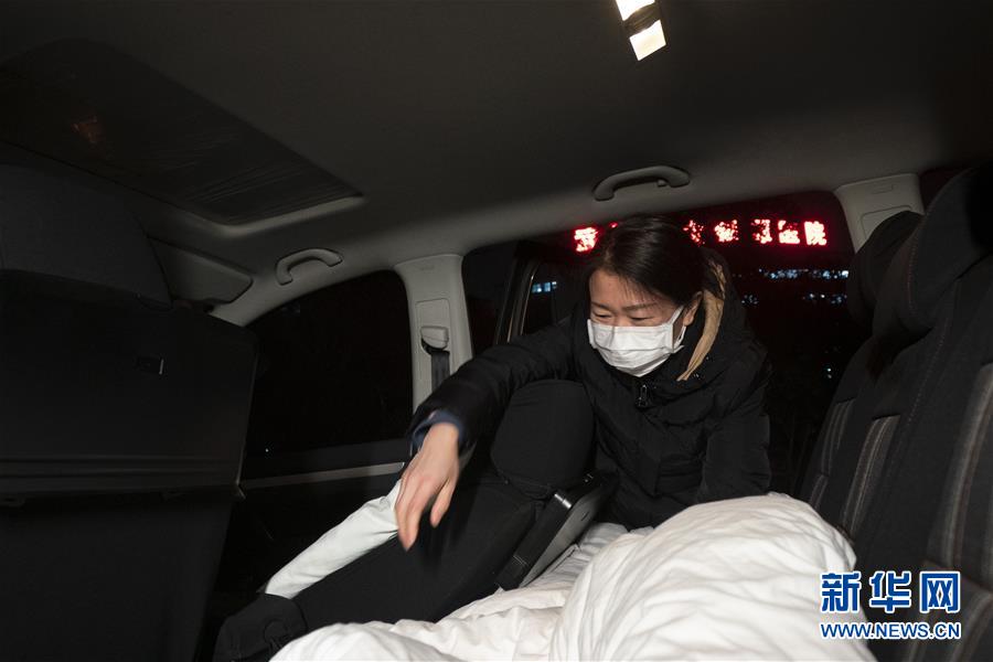 (一线抗疫群英谱·图文互动)(2)特写:为节省10分钟,这对医护夫妻“以车为家”