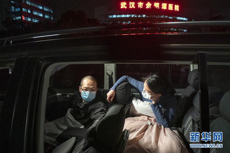 (一线抗疫群英谱·图文互动)(4)特写:为节省10分钟,这对医护夫妻“以车为家”