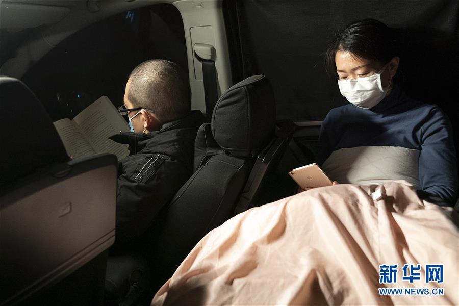 (一线抗疫群英谱·图文互动)(5)特写:为节省10分钟,这对医护夫妻“以车为家”