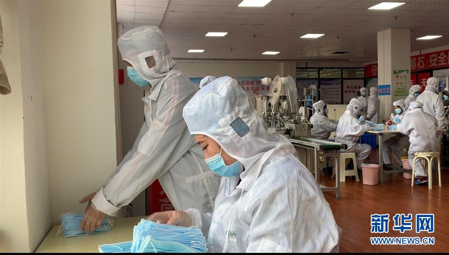 (决战决胜脱贫攻坚·图文互动)(3)防疫有保障 脱贫有底气——甘肃一批扶贫车间成为战疫“兵工厂”