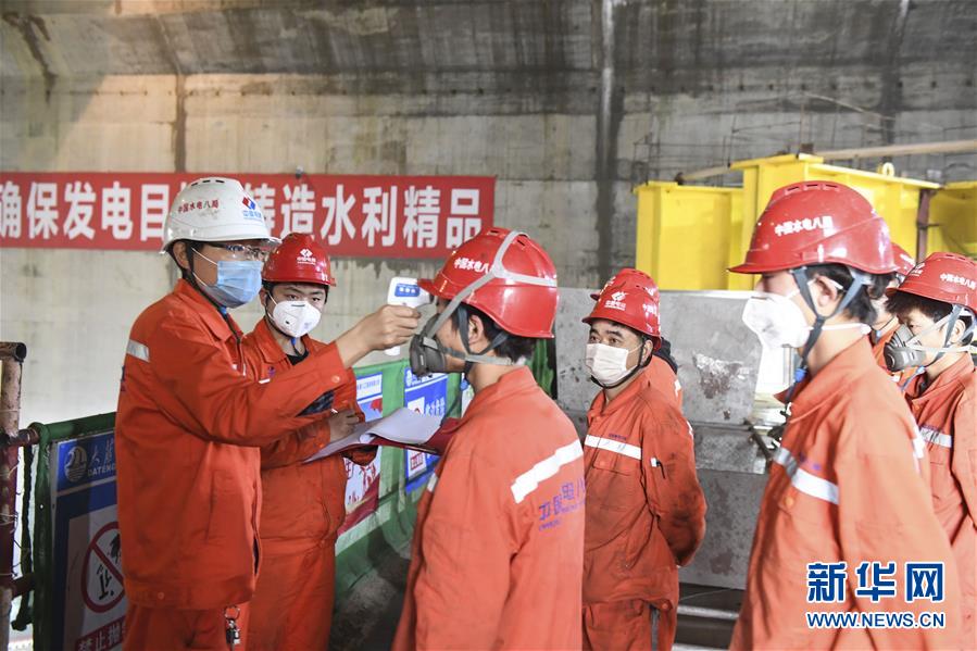 (抓好经济发展 应对复杂局面·图文互动)(1)把疫情造成的损失降到最小——广西生产一线见闻