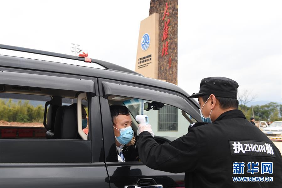 (抓好经济发展 应对复杂局面·图文互动)(3)把疫情造成的损失降到最小——广西生产一线见闻